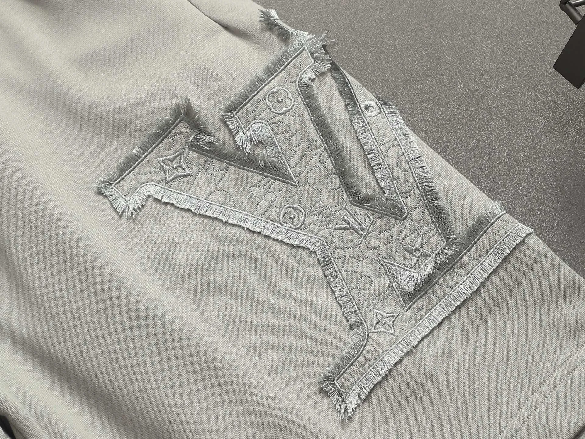 [Higher version] Louis Vuitton/Louis Vuitton 2026SS New Arrival terry shorts, customized fabric using wafer cloth weaving, advanced hand-cut patchwork embroidery technology, tight and three-dimensional version, customized trouser cord hardware with strong texture, smooth, comfortable and Breathable upper body, concave and convex three-dimensional sense, fashionable and casual wear Color: Black White Avocado Color Sizes: S M L XL